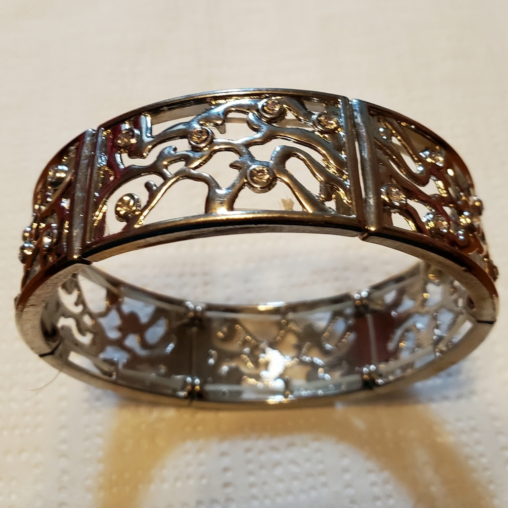 Paparazzi silver stretch bracelet with clear gemstones.